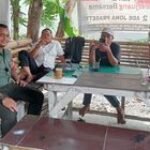 Babinsa Koramil 0201-13/PST Serda Yudha F Laksanakan Komsos dengan Warga di Warung Kopi Desa Tembung