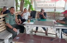 Babinsa Koramil 0201-13/PST Serda Yudha F Laksanakan Komsos dengan Warga di Warung Kopi Desa Tembung