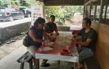 Babinsa Koramil 0201-14/PB Gelar Komsos dengan Warga di Warung Kopi untuk Pererat Hubungan dan Ciptakan Kamtibmas