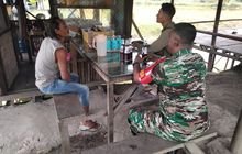 Babinsa Koramil 0201-14/PB Peltu Tarmizi Gelar Komsos di Desa Batu Gemuk untuk Pererat Hubungan dengan Warga