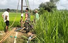 Babinsa Sambi Pantau Pembuatan Sumur