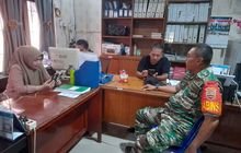 Babinsa Koramil 0201-10/MM Jalin Keakraban dengan Staf ASN melalui Komsos di Kelurahan Teladan Barat