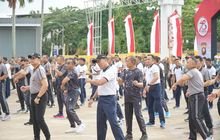 Dansatbrimob Berserta Personel Brimob Kalbar Olahraga Bersama TNI/Polri Menyambut Hari Bhayangkara Ke-78