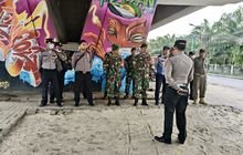 Perkuat Sinergitas, Babinsa Koramil 0201-08/MA Bantu Polsek Patumbak Penertiban Arus Lalu Lintas