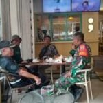 Babinsa Serda D.Haloho, seorang anggota Koramil 0201-13/PST Komsos Warga Dusun 1 Jalan Keadilan Lorong 1 Barat Desa Sampali
