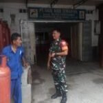 Babinsa Koramil 0201-04/MK Pantau Penyaluran Gas LPG di Kelurahan Pandau Hulu I
