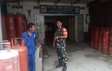 Babinsa Koramil 0201-04/MK Pantau Penyaluran Gas LPG di Kelurahan Pandau Hulu I