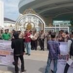 Sertu Nur Wahyudi, Babinsa Koramil 0201-05/MB Bantu Amankan Aksi Unjuk Rasa Di Depan Kantor Gubsu