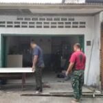 Anggota Koramil 0201-08/MA Bersama Warga Terus Kerjakan Perehaban Rumah Warakawuri