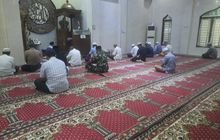 Babinsa Koramil 0201-10/MM Serda Suhenda dan Serda M Juanda Laksanakan Sholat Subuh Berjamaah