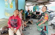 Babinsa Koramil 0201-11/MD Melaksanakan Komsos dengan Warga Kelurahan Titipapan