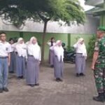 Babinsa Koramil 0201-10/MM Berikan Pelatihan Kedisiplinan dan Pembinaan Karakter kepada Siswi PKL