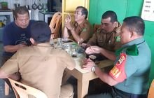 Babinsa Koramil 0201-06/MS Gelar Komsos di Warung Kopi untuk Jalin Silaturahmi dengan Kepling dan Warga