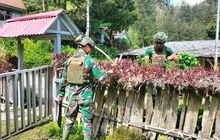 Jaga Rumah Ibadah, Satgas Yonif 323 Buaya Putih Bersama Masyarakat Bersihkan Rumah Ibadah
