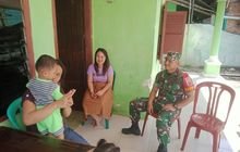 Babinsa Koramil 0201-01/MP Serda Wahyudi Laksanakan Komsos dengan Warga Sei Putih Barat