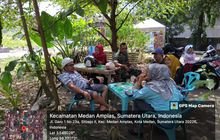 Jalin Keakraban, Serda Ahmad Hasibuan Komsos di Halaman Rumah Warga