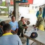 Babinsa Koramil 0201-06/MS Jalin Keakraban dan Kekompakan dengan Warga Melalui Komsos