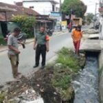 Babinsa Kelurahan Sei Kera Hilir II, Serma Sutrisno, Pantau Pengorekan Parit di Jl. H.M Yakub