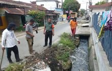 Babinsa Kelurahan Sei Kera Hilir II, Serma Sutrisno, Pantau Pengorekan Parit di Jl. H.M Yakub