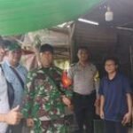 Babinsa dan Babinkamtibmas Imbau Pedagang Kaki Lima Jaga Kebersihan di Pasar Suasa Raya
