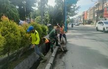 Babinsa Kelurahan Gaharu Sertu U Hasibuan Gelar Gotong Royong Bersihkan Jalan dan Paret