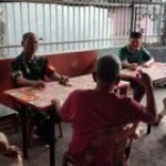 Babinsa Koramil 0201-04/MK Pererat Kebersamaan dengan Warga Melalui Komsos