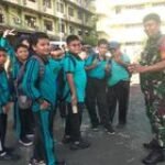 Babinsa Medan Helvetia Sertu Muhammad Yusuf Ajak Siswa Tanamkan Sikap Kepedulian di Lingkungan Sekolah