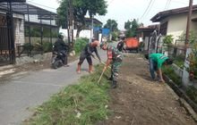 Babinsa Kelurahan Pahlawan Serda JP Manurung Gelar Aksi Bersih-Bersih di Gang Anom