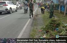 Babinsa Koramil 0201-15/Delitua Bergotong Royong Bersihkan Lingkungan Bersama Perangkat Desa dan Mahasiswa