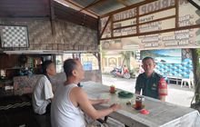 Babinsa Koramil 03/MD Serda Riza Pahlivi Gelar Komsos di Warung Bapak Asri Lubis