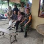 Babinsa Koramil 0201-08/MA Perkuat Komsos dengan Gotong Royong Bersama Warga