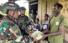 Satgas Yonif 503 Kostrad Bagikan Paket Sembako