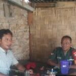 JAGA HUBUNGAN BAIK,BABINSA LAKSANAKAN KOMSOS DIWARUNG, WARGA BINAAN