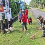 Peduli Lingkungan: Babinsa dan Warga Kelurahan Puli Brayan Bengkel Baru Bersihkan Parit dan Gorong-Gorong