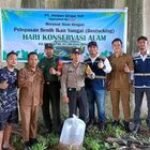 Babinsa Serda Pangarso Seto Babinsa Bersama Tim HKI Tebar Benih Ikan Di Sungai