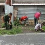 Musim Penghujan Tiba, Babinsa Ajak Masyarakat Gotong Royong Bersihkan Parit