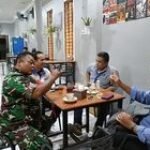 Babinsa Koramil 0201-06/MS Laksanakan Komsos dengan Tokoh Agama dan Masyarakat di Warkop Bang Firman