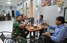 Babinsa Koramil 0201-06/MS Laksanakan Komsos dengan Tokoh Agama dan Masyarakat di Warkop Bang Firman