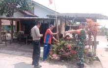 Babinsa Koramil 0201-16/TM Himbau Warga Pasang Bendera Merah Putih Sambut HUT RI ke-79