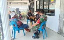 Babinsa Titipapan Sertu Samsul Kahar Bahas Kebersihan Lingkungan dengan P3SU Medan Deli