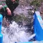 Gerak Cepat Satgas TMMD Perbaiki Pipa Pompa Hidram Usai Dihantam Banjir
