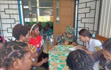 Sinergi Satgas Yonif 323 Kostrad dan Puskesmas Sinak bersama gelar Imunisasi Polio