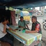 Babinsa Koramil 0201-01/MP Sertu Rahmansyah Melaksanakan Komsos Dengan Warga Binaanya