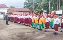 Geliat Babinsa di Lokasi TMMD, Ajak Siswa SD Semarakkan 17 Agustus
