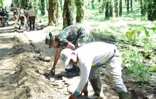 Pacu Semangat, Satgas dan Warga Terus Mantapkan Jalan TMMD