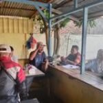 Babinsa Koramil 0201-10/MM Serda Ardani Efendi Lakukan Komsos Bersama Babinkamtibmas dan Kepling, Tingkatkan Silaturahmi di Medan Labuhan