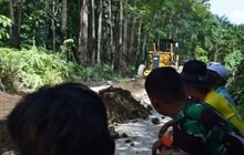 Ratakan Tanah, Satgas TMMD 121 Kodim 0204/DS Kembali Turunkan Alat Berat Motor Grader