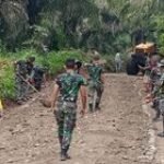 Bangun Sisa Perkerasan Jalan 510 Meter, Perwira Pengawas TMMD Lakukan Ini