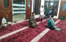 Babinsa Koramil 0201-10/MM Laksanakan Sholat Subuh Berjamaah untuk Mempererat Silaturahmi dengan Warga