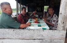 Babinsa Koramil 0201-14/Pancur Batu Sertu Bambang Tatuka Gelar Komsos di Warung Kopi Ibu Mita Sembiring: Ajak Warga Jaga Kamtibmas